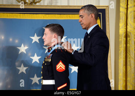 Le président Barack Obama, droite, remettant la médaille d'honneur de Corps des Marines à la retraite Le Cpl. William Carpenter lors d'une cérémonie Banque D'Images