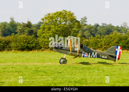 Replica Grande Guerre Royal Aircraft Factory SE5a avec Royal Flying Corp Projet pilote d'atterrissage dans un champ Banque D'Images