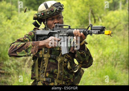 Un soldat kényan équipés de systèmes d'Instrumentation déployables de l'Europe à l'espace feu formation interarmées multinationale Banque D'Images
