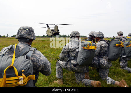 Les parachutistes de l'armée américaine avec le 2e bataillon du 503e Régiment d'infanterie, 173ème Airborne Brigade Combat Team se préparent à bord d'un C Banque D'Images