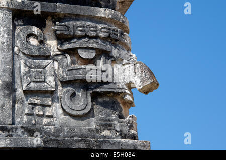 Détail de la sculpture sur pierre la Nonnerie Chichen Itza Yucatan Mexique Banque D'Images