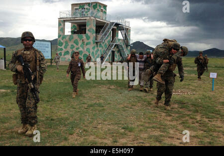 Les Marines américains avec la Compagnie Charlie, 1er Bataillon, 8e Régiment de Marines, affecté à la 4e Régiment de Marines, 3e Division de marines Banque D'Images