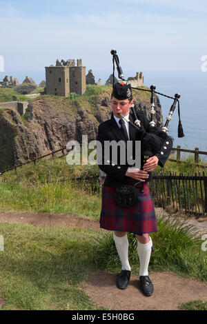 Piper jouant des cornemuses dans un four écossais traditionnel au château de Dunnottar dans Aberdeenshire, Écosse, Royaume-Uni Banque D'Images