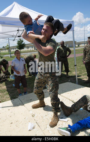 Corps des Marines des États-Unis Le Cpl. David Reust, membre du 3e Bataillon, 8e Régiment de Marines déployés à l'appui de la mer Noire de rotatio Banque D'Images