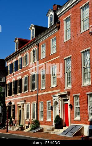 Philadelphie, Pennsylvanie : Beau 18e siècle en brique en rangée avec lucarnes sur South 4th Street Banque D'Images