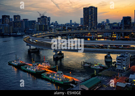 La boucle de la ligne de pont en arc-en-ciel, Tokyo, Japon. Banque D'Images