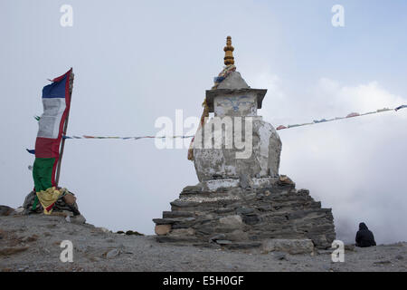 Un Chorten Bouddhiste Tibétain près du village de Dingboche dans la région de Khumbu au nord est du Népal dans la vallée de Chukhung Banque D'Images