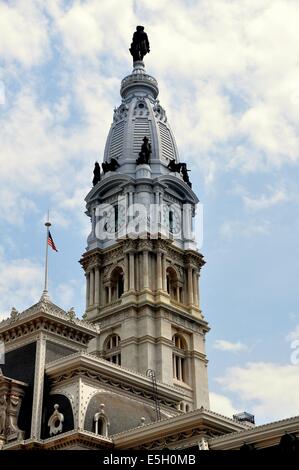 Philadelphie, Pennsylvanie : La tour haute de 548 pieds surmonté d'Alexander Milne Calder a statue de William Penn au sommet de l'Hôtel de Ville Banque D'Images
