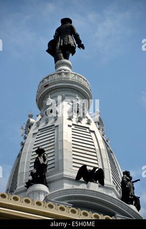 Philadelphie, Pennsylvanie : La tour haute de 548 pieds surmonté d'Alexander Milne Calder a statue de William Penn au sommet de l'Hôtel de Ville Banque D'Images