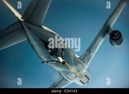 Un U.S. Air Force KC-135 Stratotanker aéronefs affectés à la 927th aile en vol au-dessus des mouches après l'avitaillement d'un C-17 Gl Banque D'Images