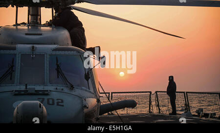 Les marins américains conduite après les vols d'entretien sur un hélicoptère MH-60R Seahawk hélicoptère affecté grève Maritime Squadron (HSM) Banque D'Images