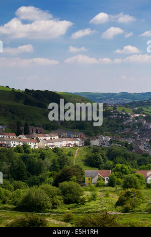Vue du village de Senghenydd Aber Valley Caerphilly County South Wales UK Vallées vallées typiques avec des paysage hi vert Banque D'Images