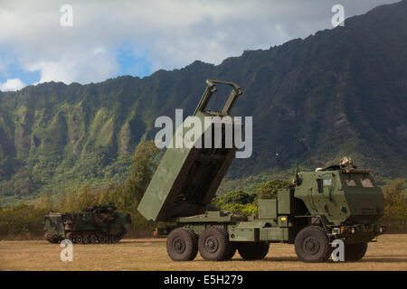 Une grande mobilité du Corps des Marines des États-Unis Système de roquettes d'artillerie affecté à la 5e Bataillon, 11e Régiment de Marines mène-tir à vide Banque D'Images