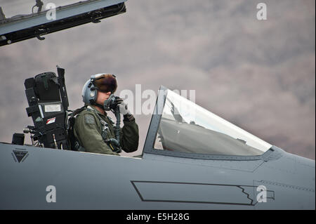 Le capitaine de l'US Air Force, Matthew Olde Un F-15E Strike Eagle pilote avion avec le 335e Escadron de chasse, se prépare à fermer la Banque D'Images