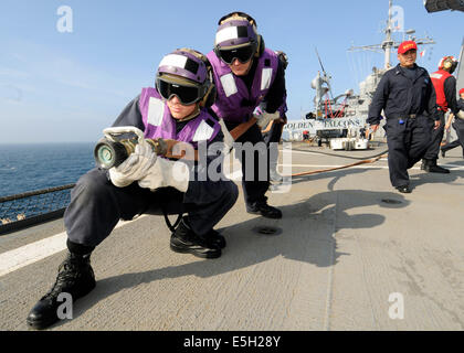 Mécanicien 3e classe de la Marine américaine Garrett Walshaw, gauche, et technicien des explosifs et munitions 2e classe Kenneth Caldwell, Sec Banque D'Images