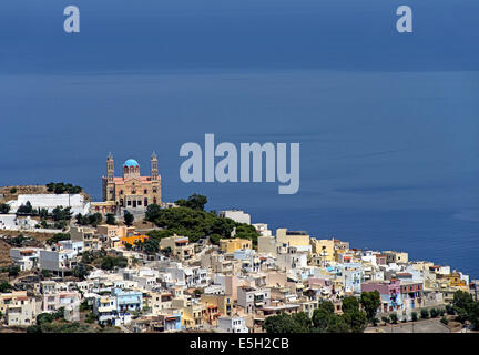 Voir d'Ermoupoli ville et église de Saint-Nicolas située sur le haut de la colline, dans l'île de Syros, Mer Égée, Grèce Banque D'Images