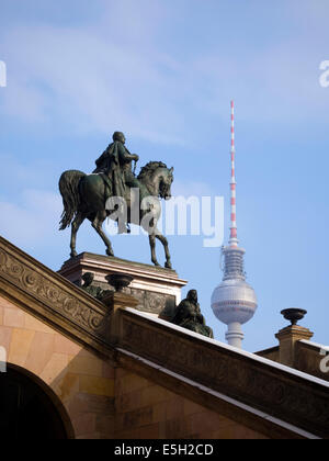 Statue équestre de Frédéric-Guillaume IV à l'entrée d'ancienne Galerie Nationale et tour de télévision de Berlin derrière Banque D'Images