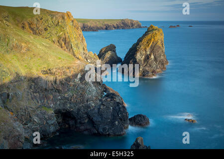 Côte Rocheuse près de cap Lizard, Cornwall, Angleterre Banque D'Images