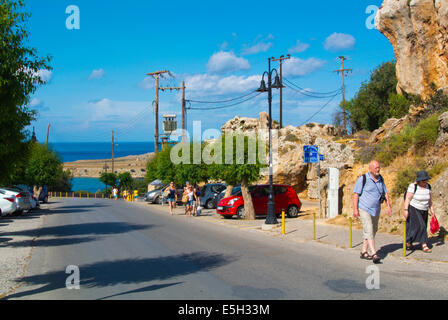 Route menant à la vieille ville et de la plage, de la ville de Lindos, Rhodes, Dodécanèse, Grèce, Europe Banque D'Images