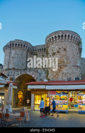 La rue Ermou à Marine gate, Ermou street, old town, Rhodes, l'île de Rhodes, Dodécanèse, Grèce, Europe Banque D'Images