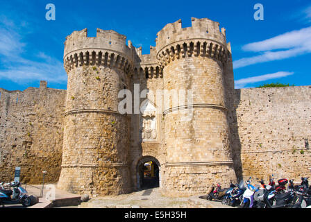 Marine gate, vu depuis le port, la ville de Rhodes, l'île de Rhodes, sud de la mer Egée, Grèce, Europe Banque D'Images