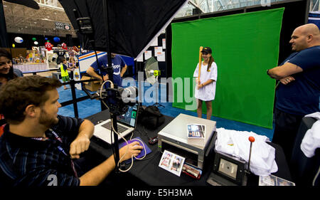 Cleveland, Ohio, USA. 31 juillet, 2014. LILY, CATALADO 13, pose devant un écran vert pour une carte de base-ball personnalisé pendant la 35e Convention nationale du sport à l'J'collectionneurs-X Center. Les cinq jours, le plus important du genre dans le pays, devrait attirer plus de 40 000 participants. Parmi les offres sont en personne la signature autographe de plus de 100 célébrités du sport, ainsi que de cartes de sport, jouets, jeu-utilisé autographiés et une corne d'autres souvenirs de collection. © Brian Cahn/ZUMA/Alamy Fil Live News Banque D'Images