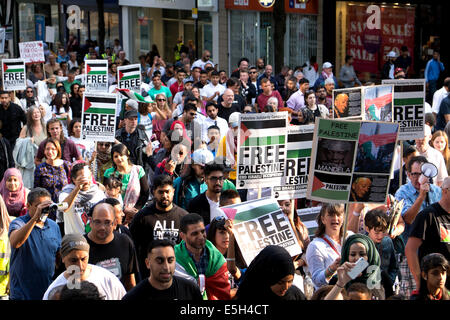 Nottingham, Royaume-Uni. 31 juillet, 2014. Campagne de solidarité avec la Palestine à partir de la BBC mars media center sur la route de Londres à Nottingham Place du vieux marché ce soir.aussi se joindre à eux à Conner orateurs étaient membres de la responsables de la communauté juive, ils ont prononcé des discours contre l'attentat et l'assassinat de personnes innocentes à Gaza et le sionisme. Crédit : Ian Francis/Alamy Live News Banque D'Images