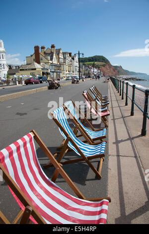 Chaises de pont à bord de la ligne une station balnéaire Sidmouth dans le Devon England UK Banque D'Images