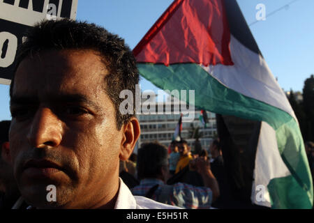 Athènes, Grèce. 31 juillet, 2014. Un manifestant pro-palestinienne assiste à une manifestation à Athènes, Grèce, le 31 juillet 2014. Des centaines de manifestants pro-Palestiniens ont pris part à un rassemblement ici pour protester contre la poursuite du conflit entre Israël et la Palestine. © Marios Lolos/Xinhua/Alamy Live News Banque D'Images