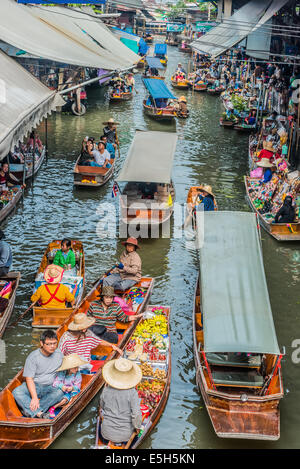 Bangkok, Thaïlande - 30 décembre 2013 Nos gens au marché flottant Bangkok Amphawa à Bangkok, Thaïlande, le 30 décembre, 2013 Banque D'Images