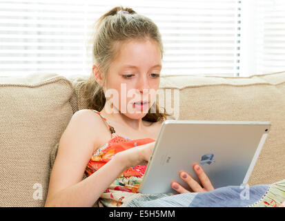 Jeune fille à l'aide d'une tablette iPad Banque D'Images