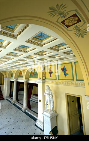 Vue de l'intérieur de l'Apollo Theatre, qui rappelle le 'Opéra' La Scala de Milan, à Ermoúpoli ville, l'île de Syros, Cyclades Banque D'Images