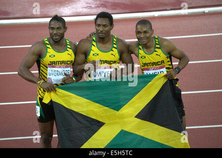 Hampden Park, Glasgow, Écosse, Royaume-Uni, jeudi, 31 juillet 2014. Glasgow Jeux du Commonwealth 2014, finale de sprint de 200 m pour hommes, gagnants en fête. De gauche à droite. Jason Livermore Jamaïque troisième, Rasheed Dwyer Jamaïque premier, Warren Weir Jamaïque deuxième Banque D'Images