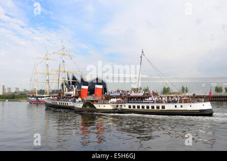 Le Waverley PS sur la rivière Clyde en passant le Glenlee sailing ship et musée des transports de Glasgow en Ecosse, Royaume-Uni Banque D'Images