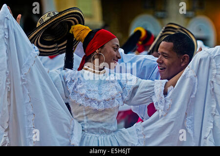 Danseurs colombiens avec des vêtements traditionnels effectuer à Cartagena , Colombie Banque D'Images
