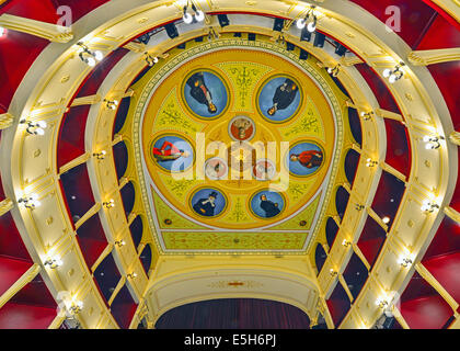 Vue de l'intérieur de l'Apollo Theatre, qui rappelle le 'Opéra' La Scala de Milan, à Ermoúpoli ville, l'île de Syros, Cyclades Banque D'Images