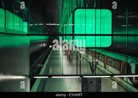 Hambourg Hafencity (Université) une station de métro avec changement de couleur constante d'installation de la lumière. Banque D'Images