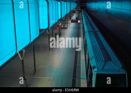 Hambourg Hafencity (Université) une station de métro avec changement de couleur constante d'installation de la lumière. Banque D'Images