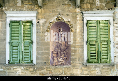 Les voies de noblesse décolorées sur les murs d'un ancien hôtel particulier dans la ville d'Ermoupoli voisinage Vaporia, dans l'île de Syros, Cyclades Banque D'Images