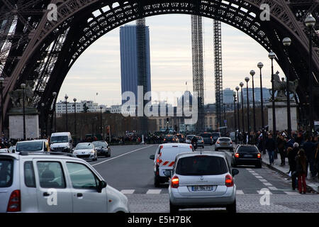 Sous la Tour Eiffel Banque D'Images