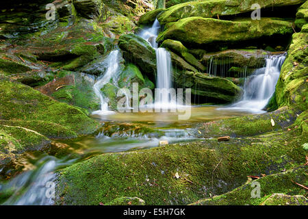 Duggers Creek Falls le long de la Blue Ridge Parkway en Caroline du Nord occidentale Banque D'Images