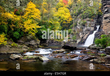 Linville Falls dans l'ouest de la Caroline du Nord est l'une des cascades les plus populaires le long de la Blue Ridge Parkway. Banque D'Images