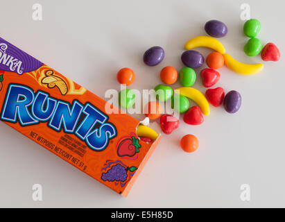 Une boîte d'avortons (ou de fruits) avortons candy. Ces bonbons durs sont vendus par Nestlé dans le cadre de l'entreprise marque Bonbons Willy Wonka. Banque D'Images