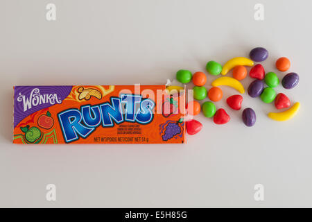 Une boîte d'avortons (ou de fruits) avortons candy. Ces bonbons durs sont vendus par Nestlé dans le cadre de l'entreprise marque Bonbons Willy Wonka. Banque D'Images