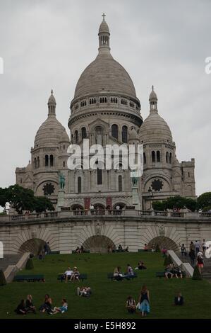 Les gens se détendre en face de la Basilique du Sacré-Cœur de Paris église catholique romaine Banque D'Images