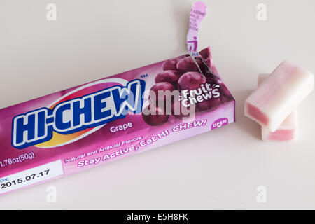 Un bâton d'un raisin Hi-Chew chewy candy japonais Morinaga, fabriqué par & Company. Banque D'Images