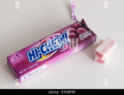 Un bâton d'un raisin Hi-Chew chewy candy japonais Morinaga, fabriqué par & Company. Banque D'Images