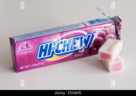 Un bâton d'un raisin Hi-Chew chewy candy japonais Morinaga, fabriqué par & Company. Banque D'Images