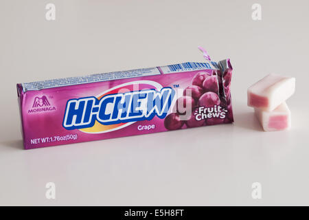 Un bâton d'un raisin Hi-Chew chewy candy japonais Morinaga, fabriqué par & Company. Banque D'Images