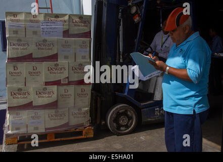 (140801) -- SANTO DOMINGO, 1 août 2014 (Xinhua) -- Un employé de la Direction générale des douanes (DGA, pour son sigle en espagnol), supervise une saisie d'alcool, à Santo Domingo, la République dominicaine, le 31 juillet 2013. La DGA a détruit le jeudi 2000 cartons de whisky et de boissons alcoolisées, a saisi lorsqu'il est saisi par la contrebande sur le territoire national. Les boîtes de 2000, équivalent à 16 723,13 litres de différents types de boissons alcoolisées, avec une valeur approximative de 11 793 331,76 pesos dominicains, a informé l'ingénieur Fernando Fernandez, chef de la DGA. (Xinhua/Roberto Guzman) (lyi) Banque D'Images